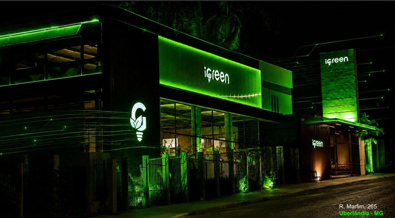 Edifício iGreen iluminado de verde à noite — R. Marfim, 265, Uberlândia, MG